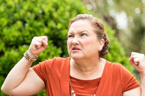 Eine Frau macht eine wütende Geste