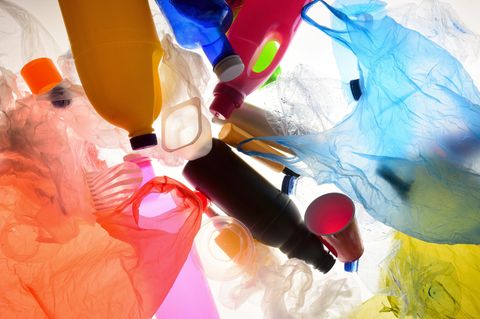Ohne Plastik wäre die heutige Welt nicht vorstellbar, doch der an sich segensreiche Stoff ist in der Umwelt eine Katastrophe. Recycling ist eine Möglichkeit, den Stoff von der Natur fernzuhalten. Damit das besser funktioniert, ist jedoch nicht nur die Industrie gefragt. 