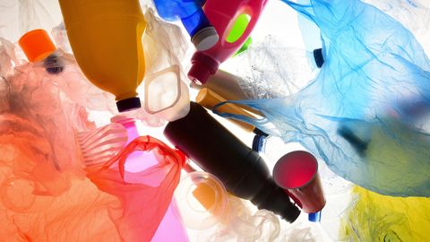Ohne Plastik wäre die heutige Welt nicht vorstellbar, doch der an sich segensreiche Stoff ist in der Umwelt eine Katastrophe. Recycling ist eine Möglichkeit, den Stoff von der Natur fernzuhalten. Damit das besser funktioniert, ist jedoch nicht nur die Industrie gefragt. 