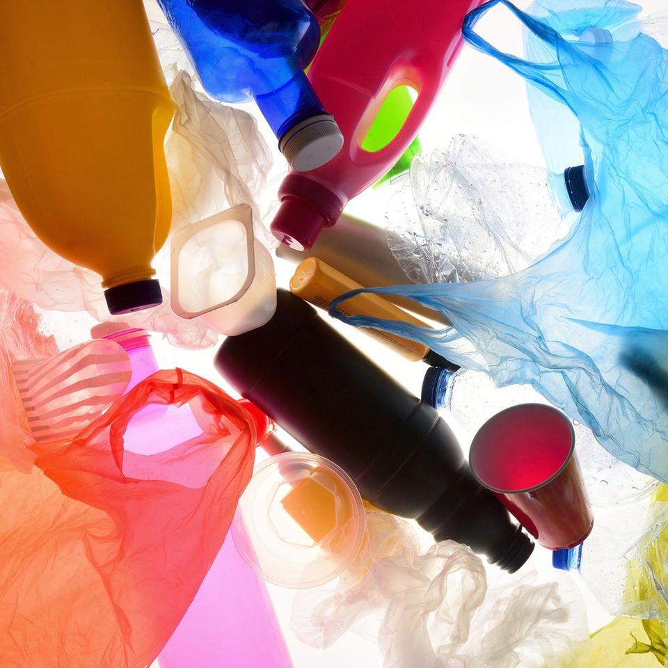 Ohne Plastik wäre die heutige Welt nicht vorstellbar, doch der an sich segensreiche Stoff ist in der Umwelt eine Katastrophe. Recycling ist eine Möglichkeit, den Stoff von der Natur fernzuhalten. Damit das besser funktioniert, ist jedoch nicht nur die Industrie gefragt. 