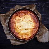 Ein Käsekuchen in der Backform