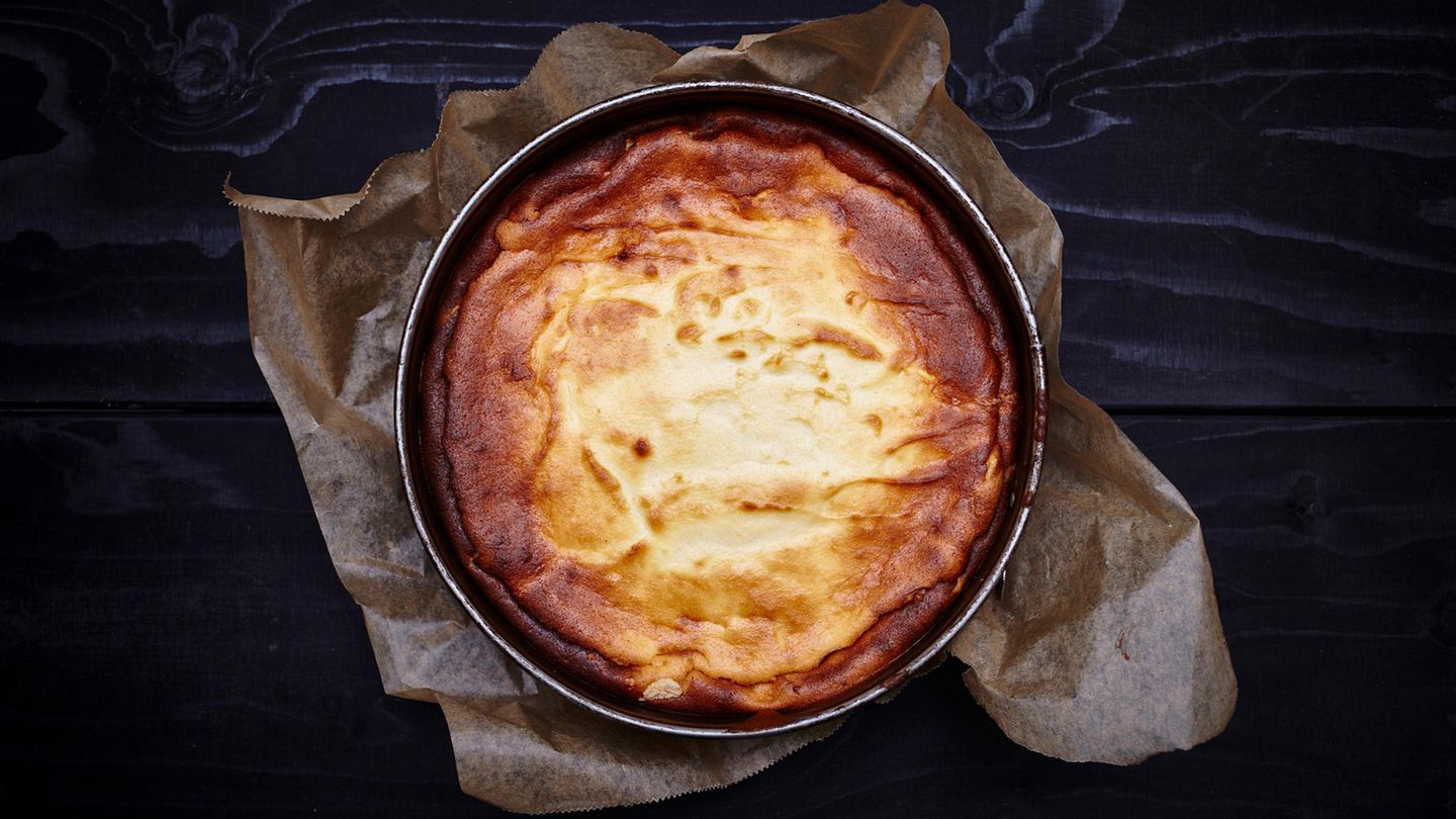 Ein Käsekuchen in der Backform