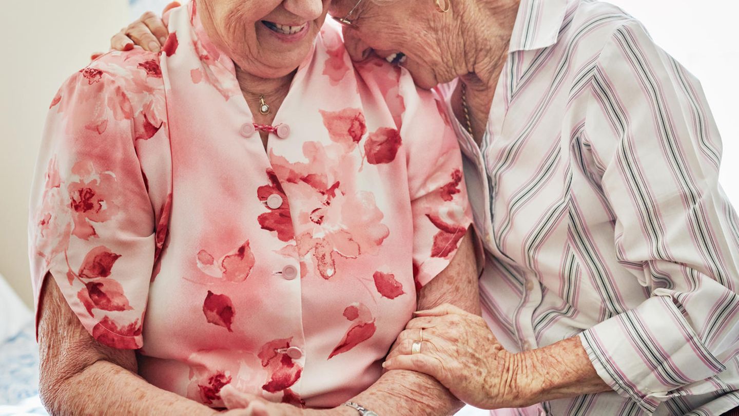Alte Frauen umarmen sich und lachen