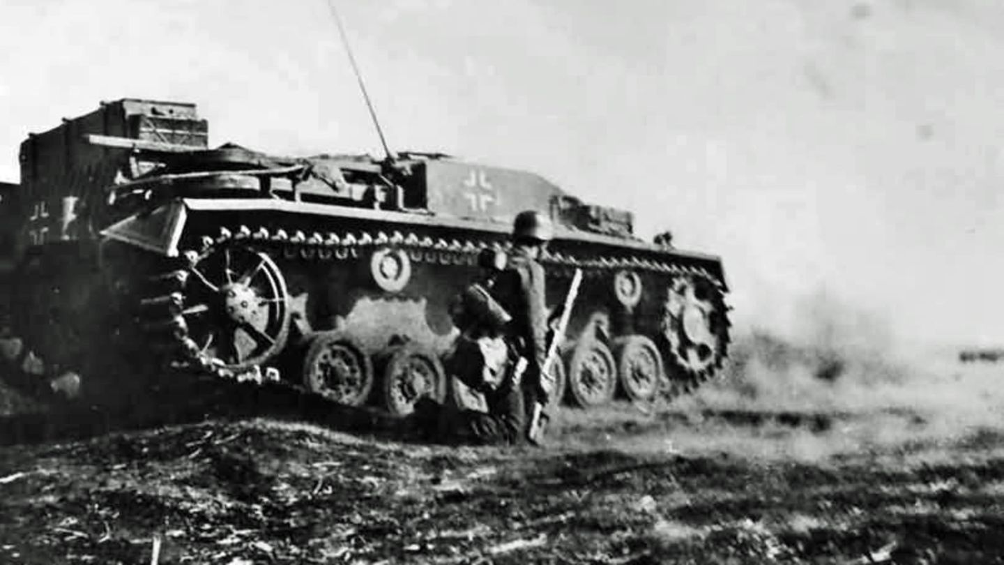 Zweiter Weltkrieg: Das Stug III war sehr flach, ein großer Vorteil im Vergleich zum Jagdpanzer Marder. Das Stug III war sehr flach, ein großer Vorteil im Vergleich zum Jagdpanzer Marder.
