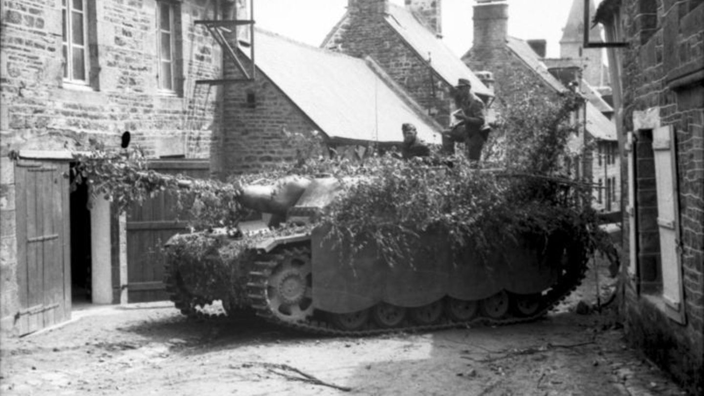 Im späteren Kriegsverlauf wurde das Stug III an normale Panzerverbände als Panzer-Ersatz ausgegeben.
