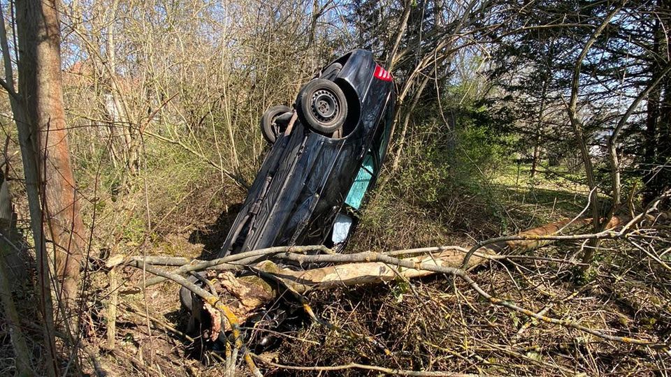 Nachrichten Deutschland Erfurt Nachrichten aus Deutschland: Ein Auto steht kopfüber in einem Graben