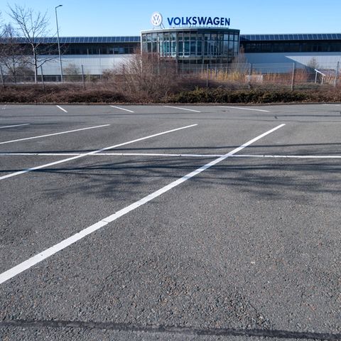  Kein Auto steht auf dem Werksparkplatz von Volkswagen in Chemnitz. In den drei sächsischen VW-Werken stehen die Bänder still