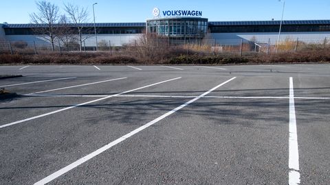  Kein Auto steht auf dem Werksparkplatz von Volkswagen in Chemnitz. In den drei sächsischen VW-Werken stehen die Bänder still