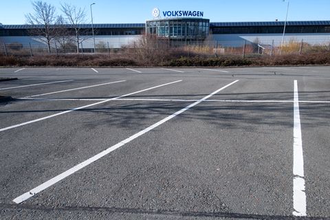  Kein Auto steht auf dem Werksparkplatz von Volkswagen in Chemnitz. In den drei sächsischen VW-Werken stehen die Bänder still