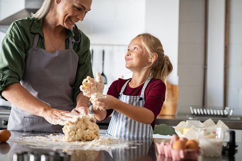 Mutter und Tochter backen Brot