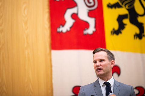 Hendrik Streeck, Direktor am Institut für Virologie im Universitätsklinikum Bonn, spricht auf einer Pressekonferenz in der Kreisverwaltung Heinsberg.