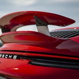 Zusammen der ausfahrbaren Frontlippe generiert der größere Heckspoiler 15 Prozent mehr Abtrieb