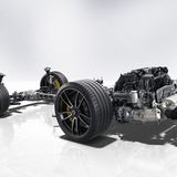 Die Ladeluftkühler sitzen wie ein Rucksack auf dem Motor