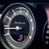 So muss es sein: Der Drehzahlmesser ist nach wie vor zentral angeordnet und analog