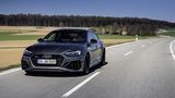 Der schnell regelnde Allradantrieb treibt dem 4,78 Meter langen Audi fast alle Mätzchen aus