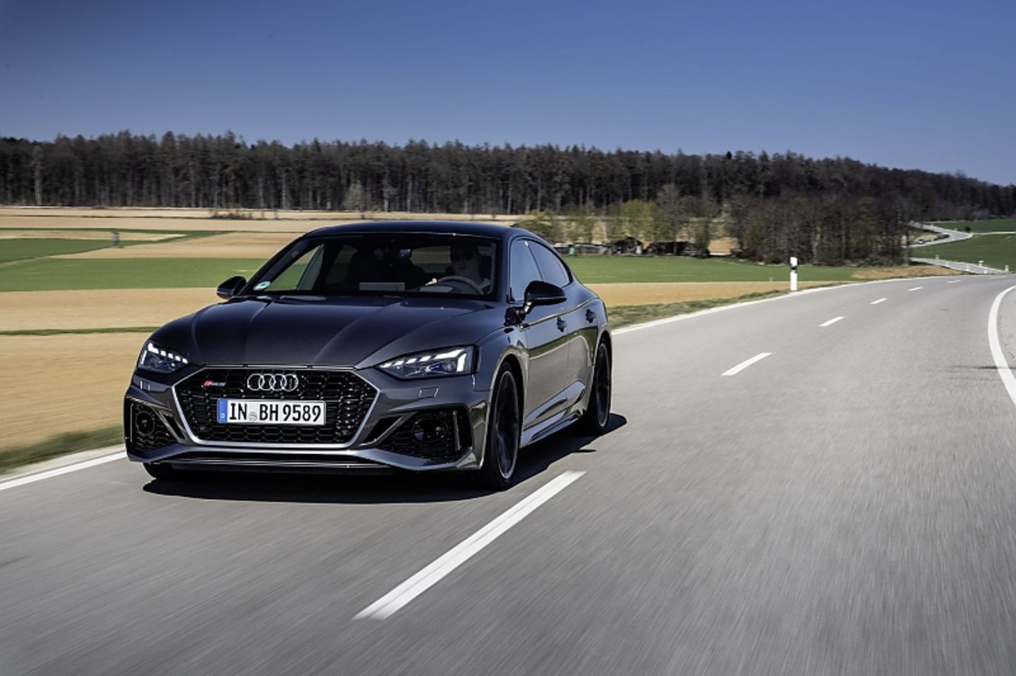 Der schnell regelnde Allradantrieb treibt dem 4,78 Meter langen Audi fast alle Mätzchen aus