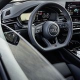 Die Achtstufen Tiptronic erledigt ihre Aufgabe unmerklich