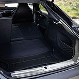 Man muss die Gepäckstücke über eine Ladekante wuchten