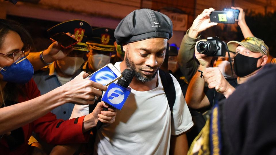 Ronaldinho bei der Ankunft in einem Hotel umringt von Reportern