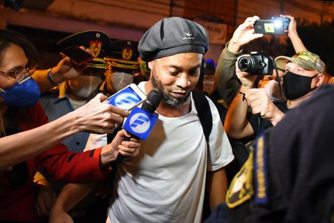Ronaldinho bei der Ankunft in einem Hotel umringt von Reportern