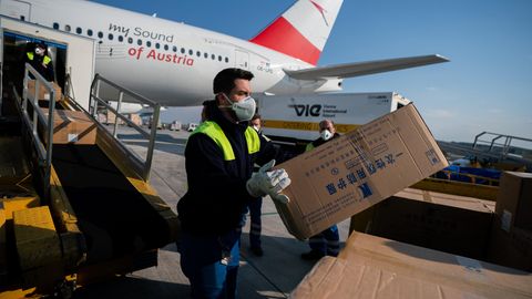 Lieferungen aus China werden aus einem Flugzeug geladen