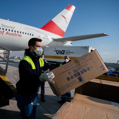 Lieferungen aus China werden aus einem Flugzeug geladen
