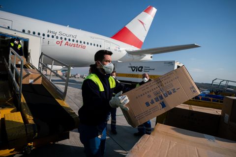Lieferungen aus China werden aus einem Flugzeug geladen