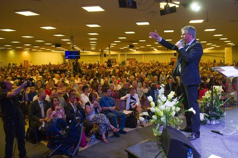 Viele hundert Menschen hören Pastor Samuel Peterschmitt im Februar zu. Einige waren da offenbar schon infiziert mit Covid-19