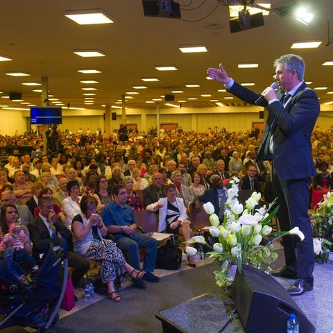 Viele hundert Menschen hören Pastor Samuel Peterschmitt im Februar zu. Einige waren da offenbar schon infiziert mit Covid-19