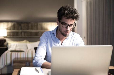 Wem zu Hause die Decke auf dem Kopf fällt, kann das Homeoffice in ein Hotelzimmer verlegen und ungestört arbeiten.
