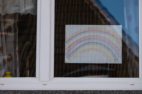In einer Wohnung hängt eine Regenbogen-Zeichnung im Fenster