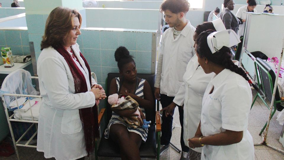 Sprechstunde in Havanna.Kubas Ärzte und Pfleger haben im Ausland bei Krisen wie dem Ebola-Ausbruch in Afrika große Hilfe geleistet. Nun sind sie auch in Italien im Kampf gegen Corona dabei.