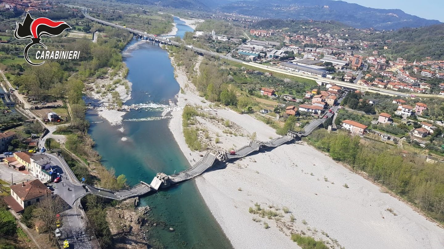 Luftaufnahme zeigt die eingestürzte Brücke über einem Fluss zwischen La Spezia und Massa Carrara