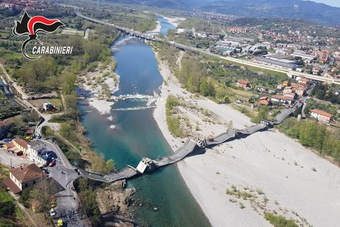 Luftaufnahme zeigt die eingestürzte Brücke über einem Fluss zwischen La Spezia und Massa Carrara