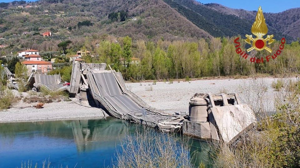 Eine Nahaufnahme der eingestürzten Brücke, zur Verfügung bestellt von der italienischen Feuerwehr.