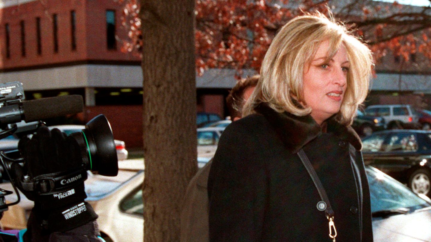 14.12.1998, Washington (USA): Linda Tripp kommt in das Büro der Anwaltskanzler von Judicial Watch.