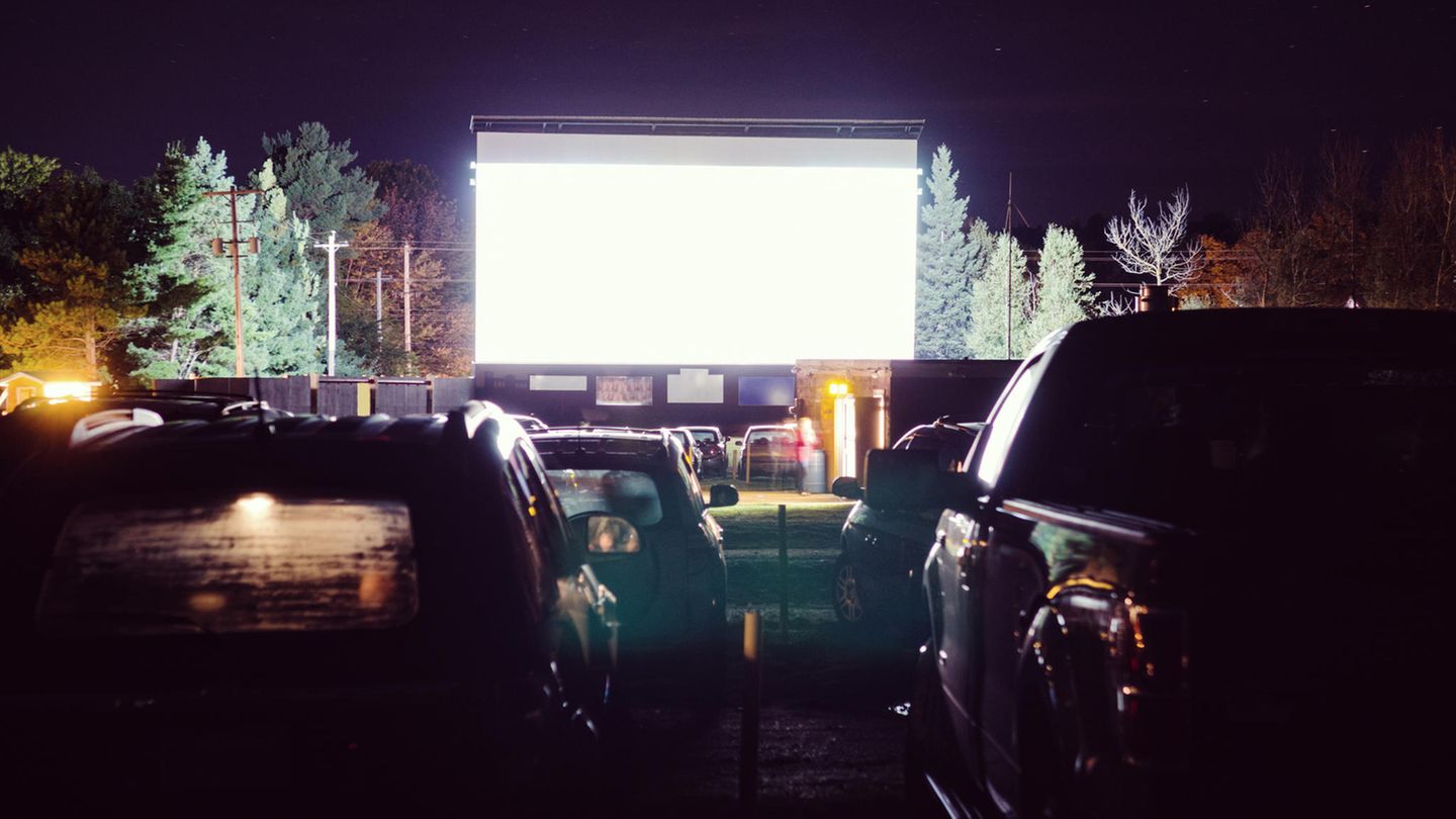Ausgehen ohne auszusteigen  - Autokino macht es möglich.
