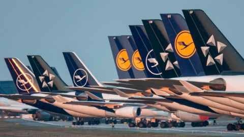  Bis auf weiteres außer Dienst gestellten Passagiermaschinen der Lufthansa sind auf der Landebahn Nordwest am Flughafen geparkt