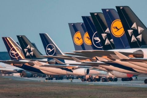  Bis auf weiteres außer Dienst gestellten Passagiermaschinen der Lufthansa sind auf der Landebahn Nordwest am Flughafen geparkt