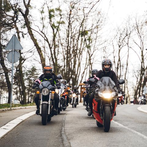 Eine Gruppe von Motorradfahrern bei gutem Wetter