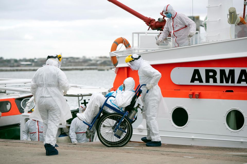 Ein erkankter Passagier des australischen Kreuzfahrtschiffs "Greg Mortimer" wird mit einem Seenotrettungskreuzer vorab in ein Krankenhaus von Montevideo abtransportiert.
