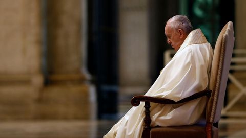 Papst Franziskus am Eingang des Petersdoms im Vatikan