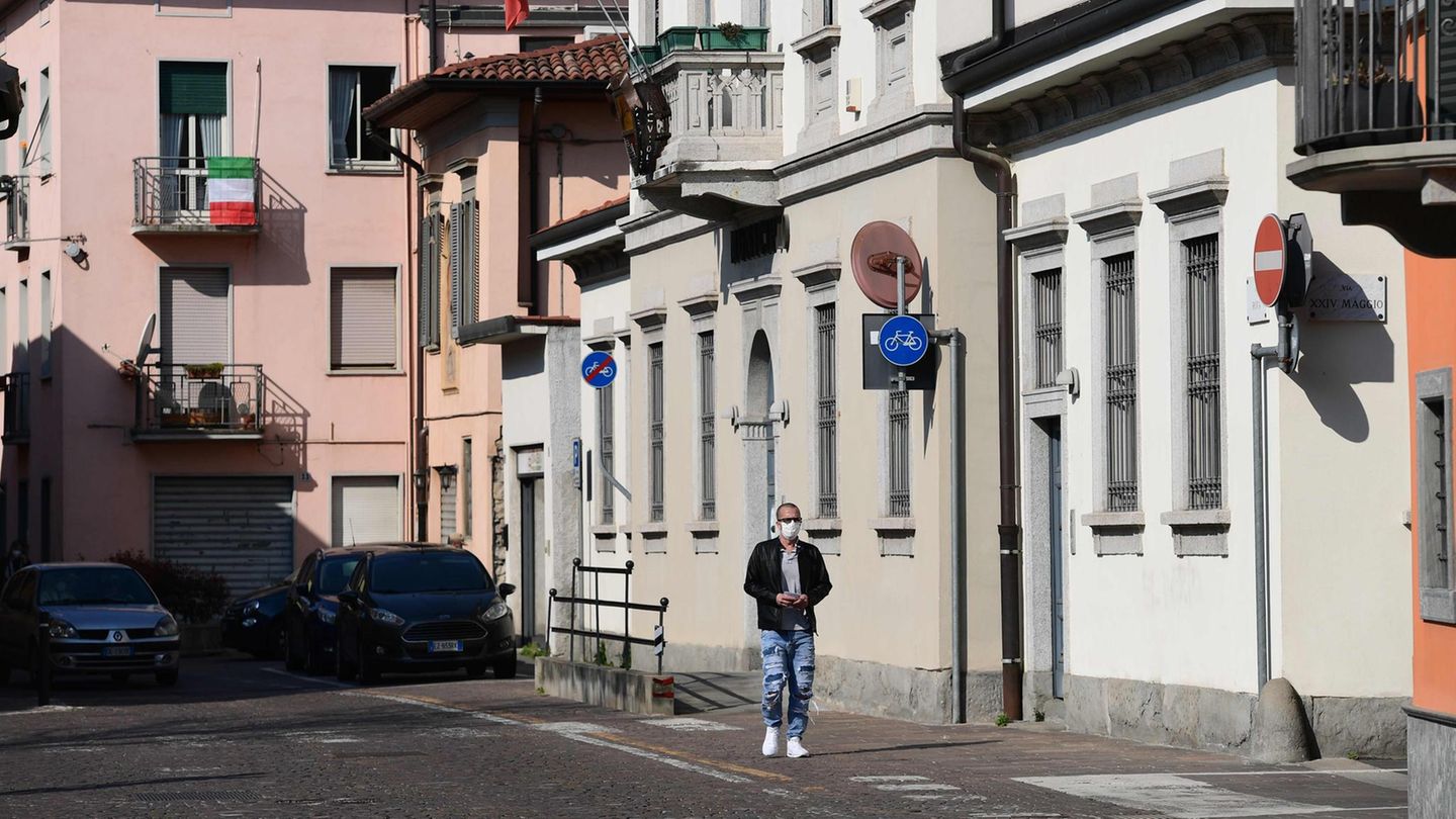 Ein Mann ist in Treviolo nahe Bergamo auf der Straße unterwegs