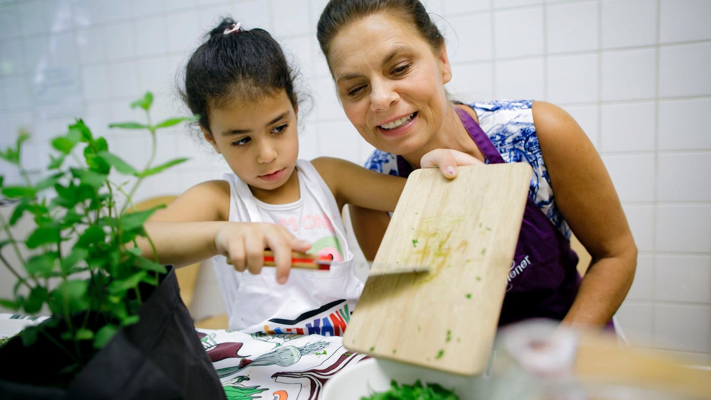 Die Sarah Wiener Stiftung führt Kinder und Jugendliche ans Kochen heran.
