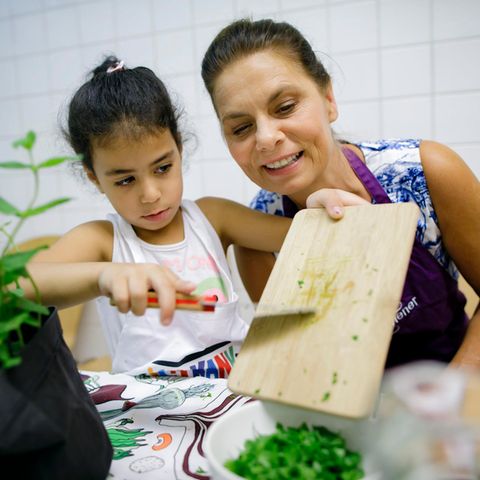 Die Sarah Wiener Stiftung führt Kinder und Jugendliche ans Kochen heran.
