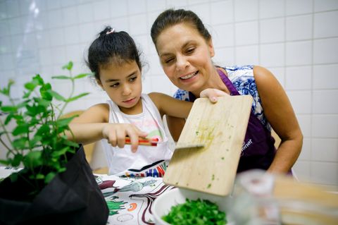 Die Sarah Wiener Stiftung führt Kinder und Jugendliche ans Kochen heran.