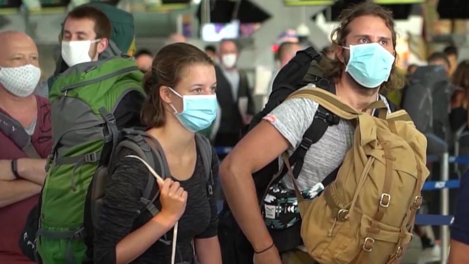 Corona-Krise: Deutsche Passagiere warten auf ihren Rückflug nach Deutschland