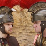 Römische Soldaten kämpfen und reißen das Publikum mit. Viele der meist ergrauten Besucher mit Hörgeräten haben in Rollstühlen Platz genommen.