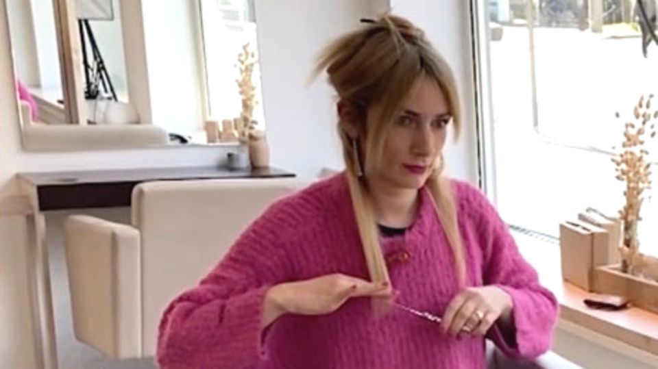 Friseurin Anna zeigt, wie einfach man sich selber die Haare schneiden kann Friseurin Anna zeigt, wie einfach man sich selber die Haare schneiden kann