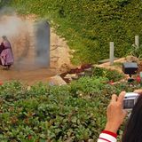 Schon nach fünf Minuten folgt in Orlando der Ostersonntag: Aus dem Grab dringen Donner und Rauch. Mutter Maria und die Jüngerin Maria Magdalena entdecken den weggerollten Stein.